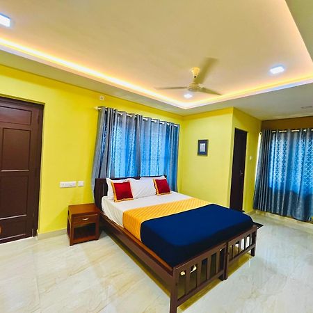 Madaparambil Residency Alwaye Buitenkant foto