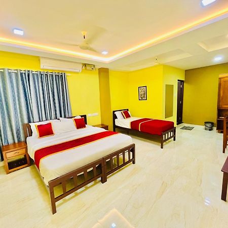 Madaparambil Residency Alwaye Buitenkant foto