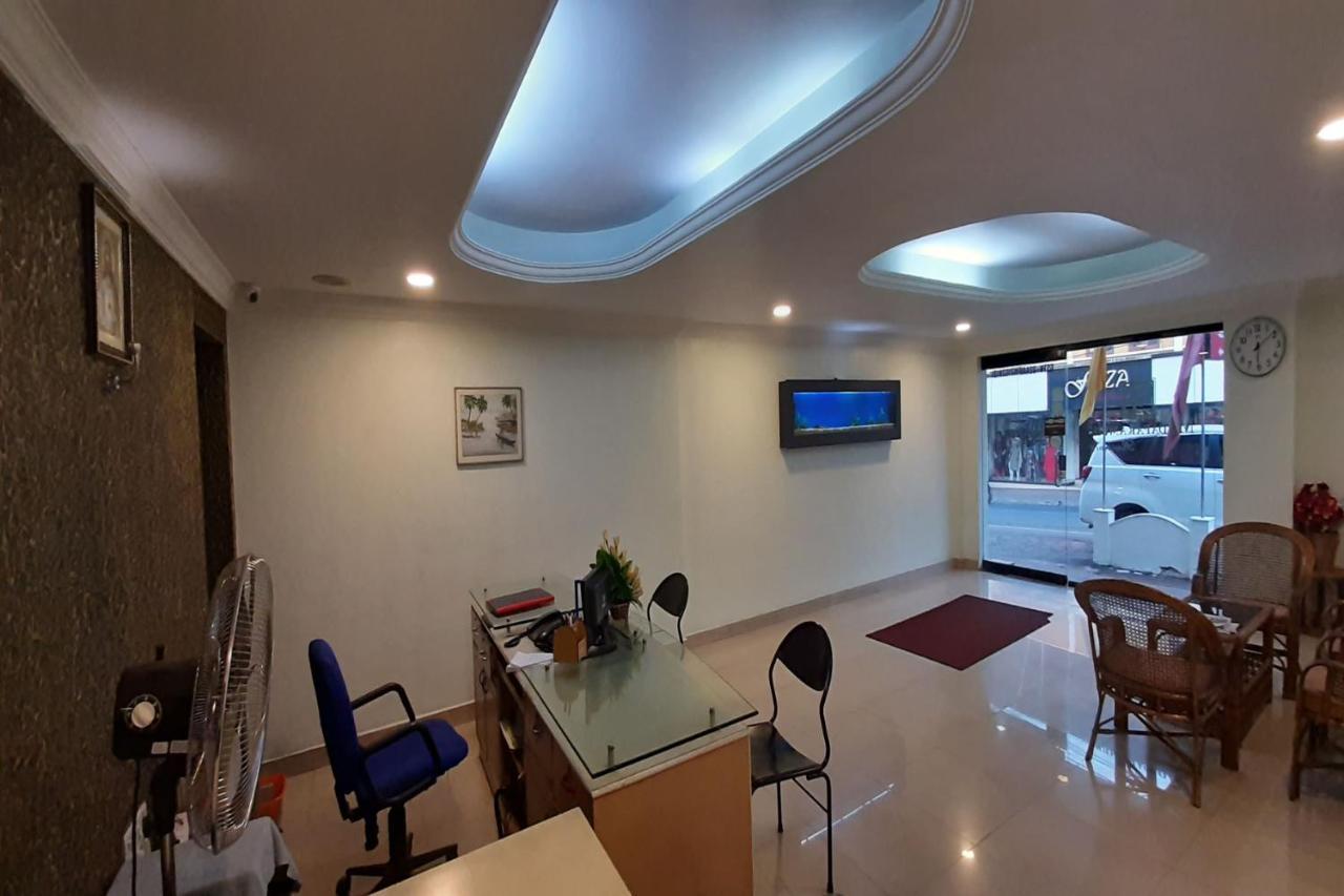 Madaparambil Residency Alwaye Buitenkant foto