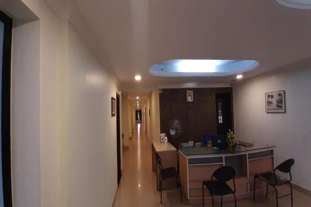 Madaparambil Residency Alwaye Buitenkant foto