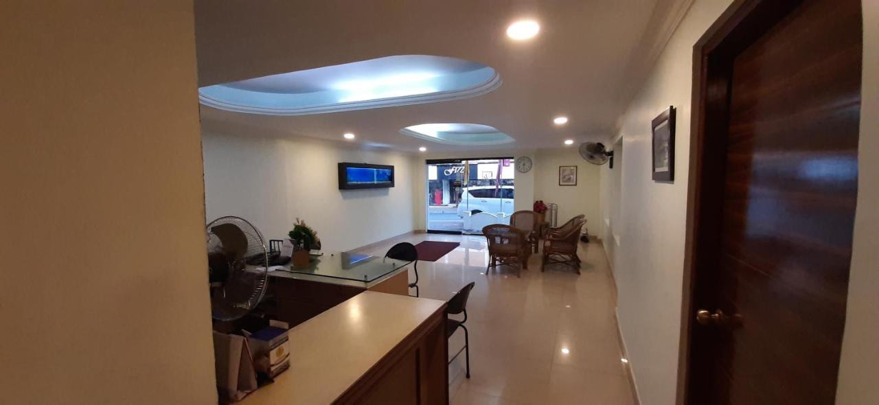 Madaparambil Residency Alwaye Buitenkant foto