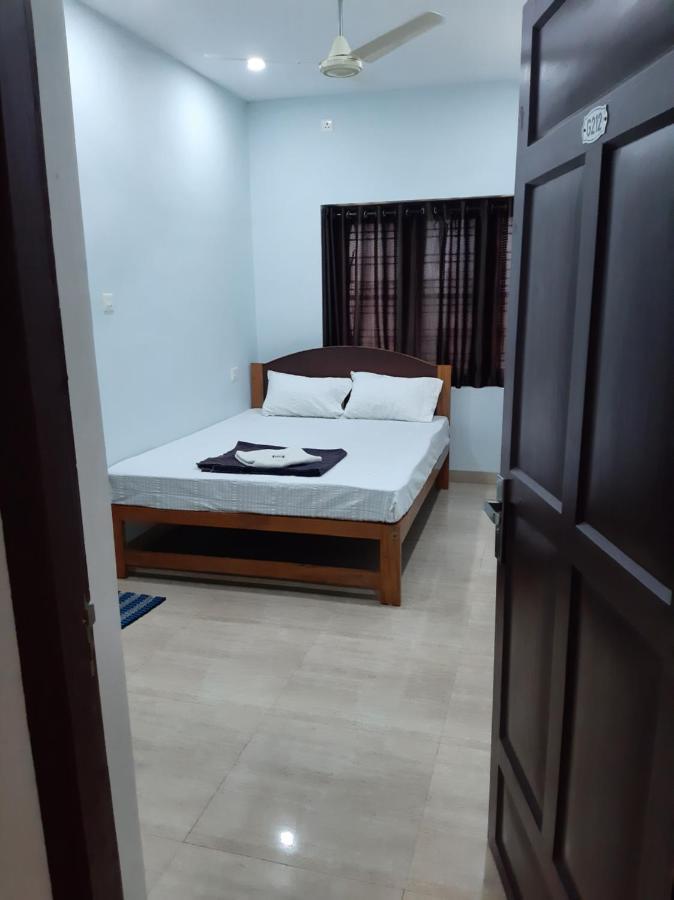 Madaparambil Residency Alwaye Buitenkant foto