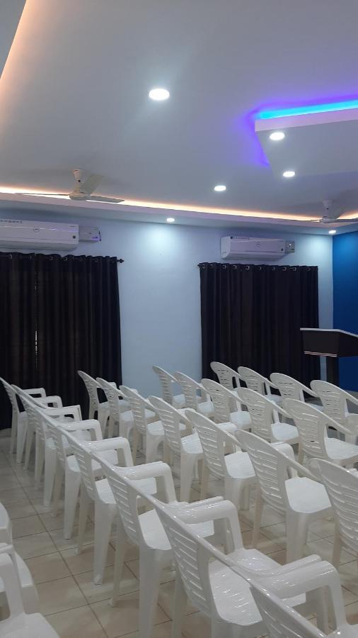 Madaparambil Residency Alwaye Buitenkant foto