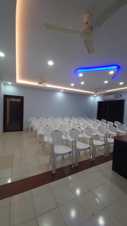 Madaparambil Residency Alwaye Buitenkant foto