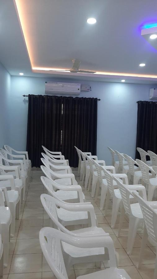 Madaparambil Residency Alwaye Buitenkant foto