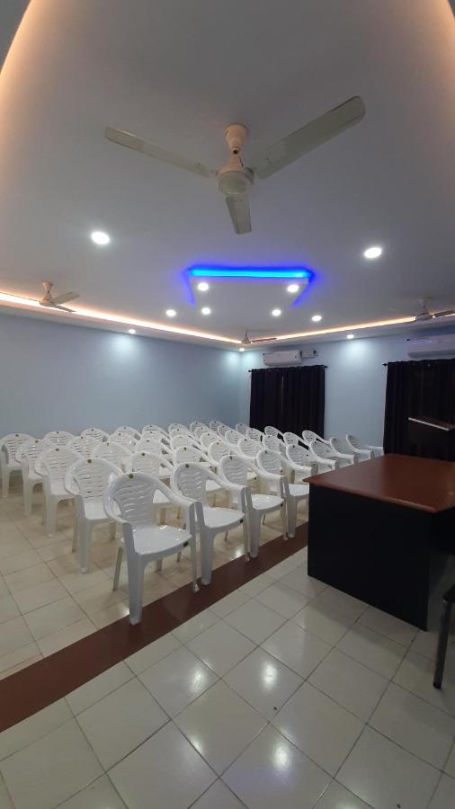 Madaparambil Residency Alwaye Buitenkant foto
