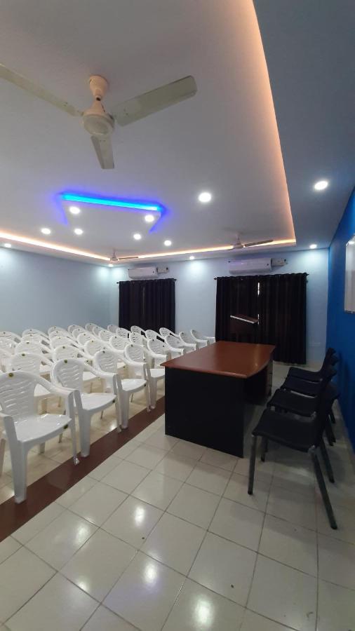 Madaparambil Residency Alwaye Buitenkant foto