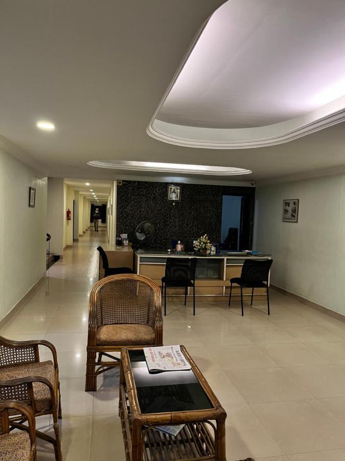 Madaparambil Residency Alwaye Buitenkant foto