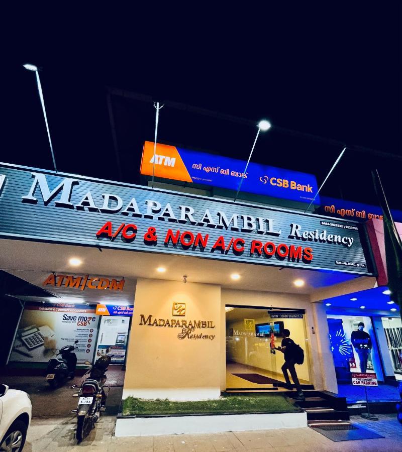 Madaparambil Residency Alwaye Buitenkant foto