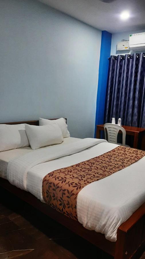 Madaparambil Residency Alwaye Buitenkant foto