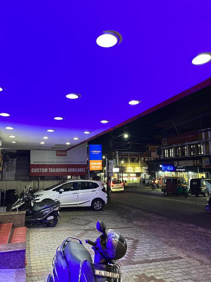 Madaparambil Residency Alwaye Buitenkant foto