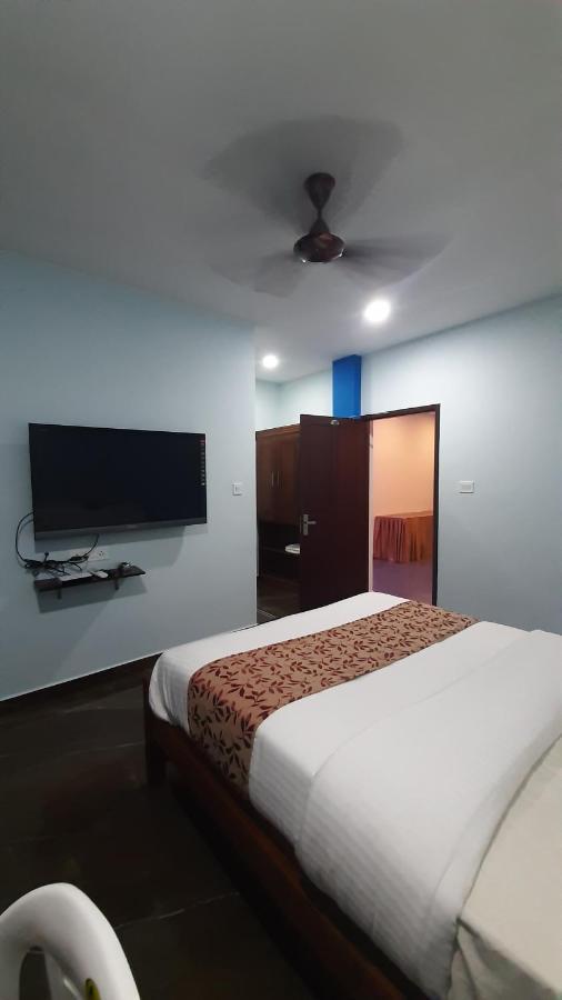 Madaparambil Residency Alwaye Buitenkant foto