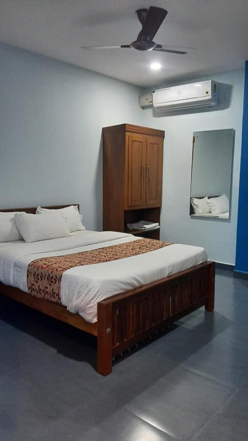 Madaparambil Residency Alwaye Buitenkant foto