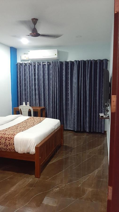 Madaparambil Residency Alwaye Buitenkant foto
