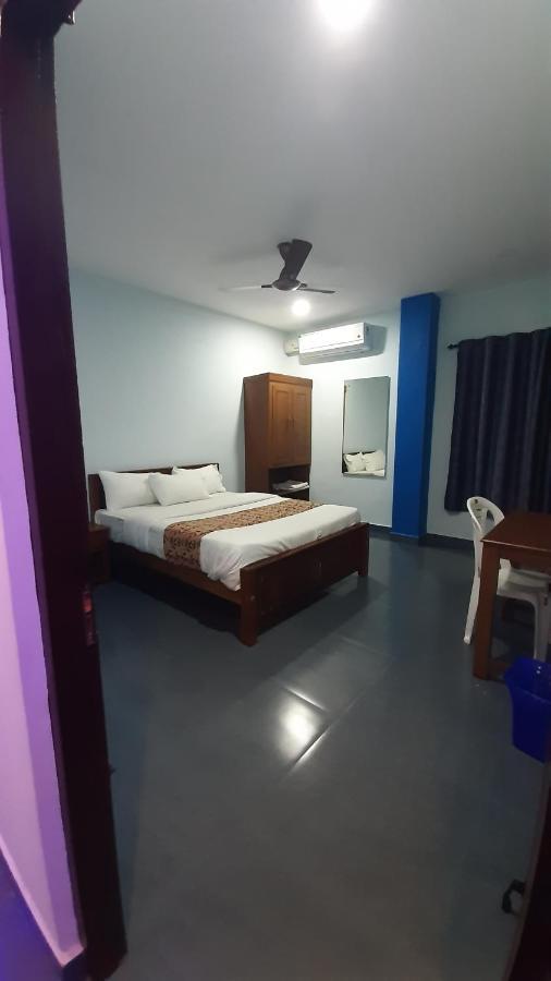 Madaparambil Residency Alwaye Buitenkant foto