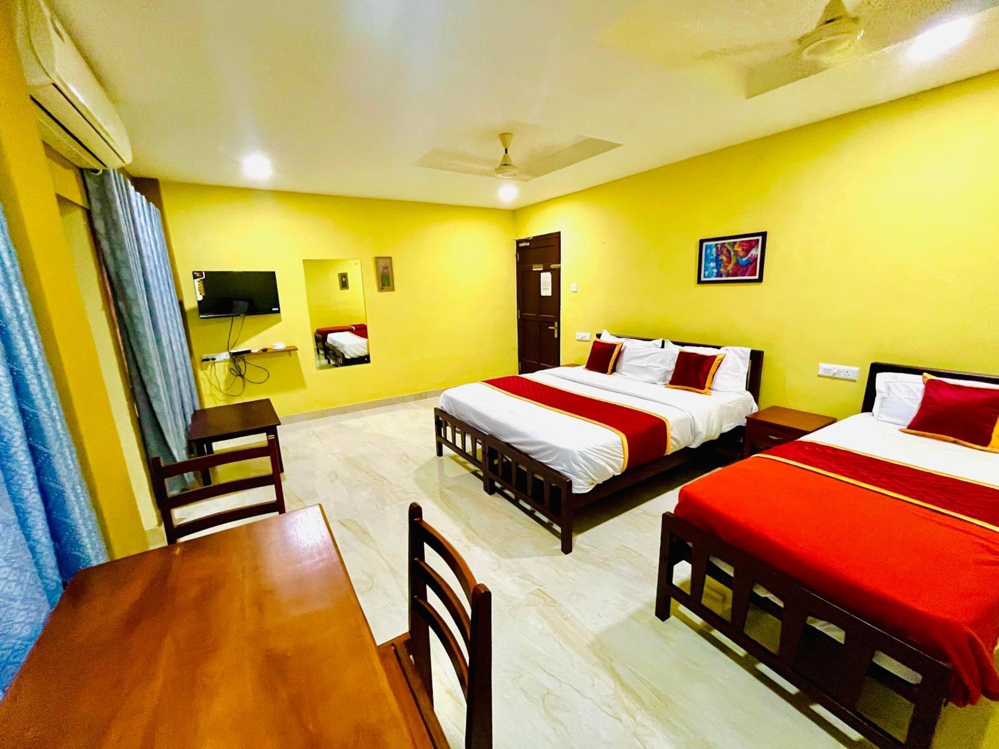Madaparambil Residency Alwaye Buitenkant foto