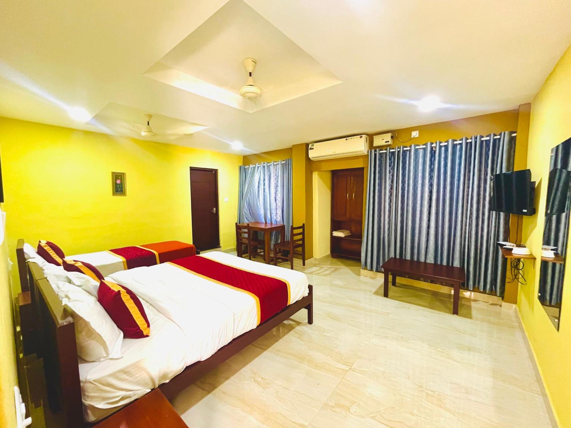 Madaparambil Residency Alwaye Buitenkant foto