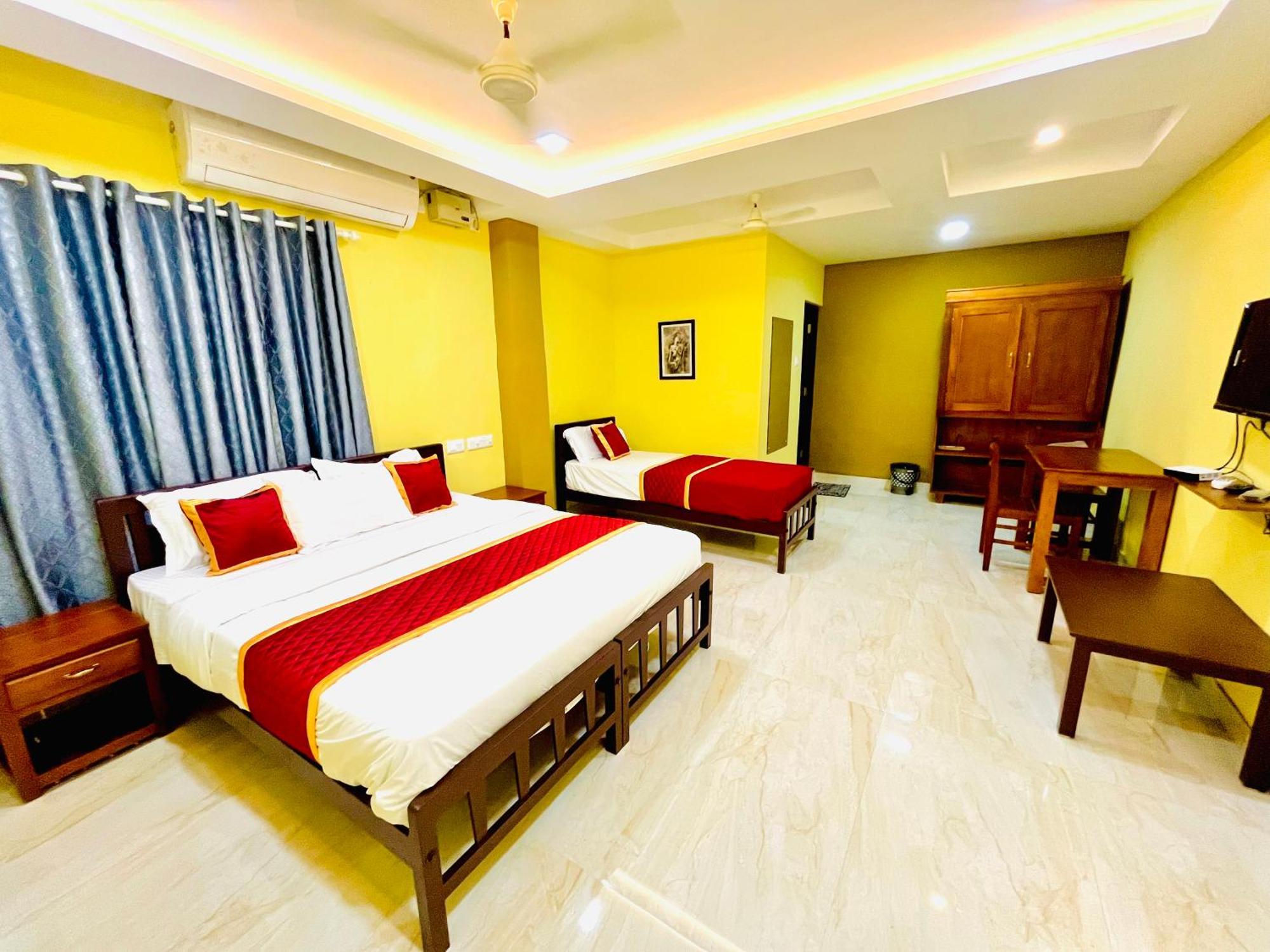 Madaparambil Residency Alwaye Buitenkant foto