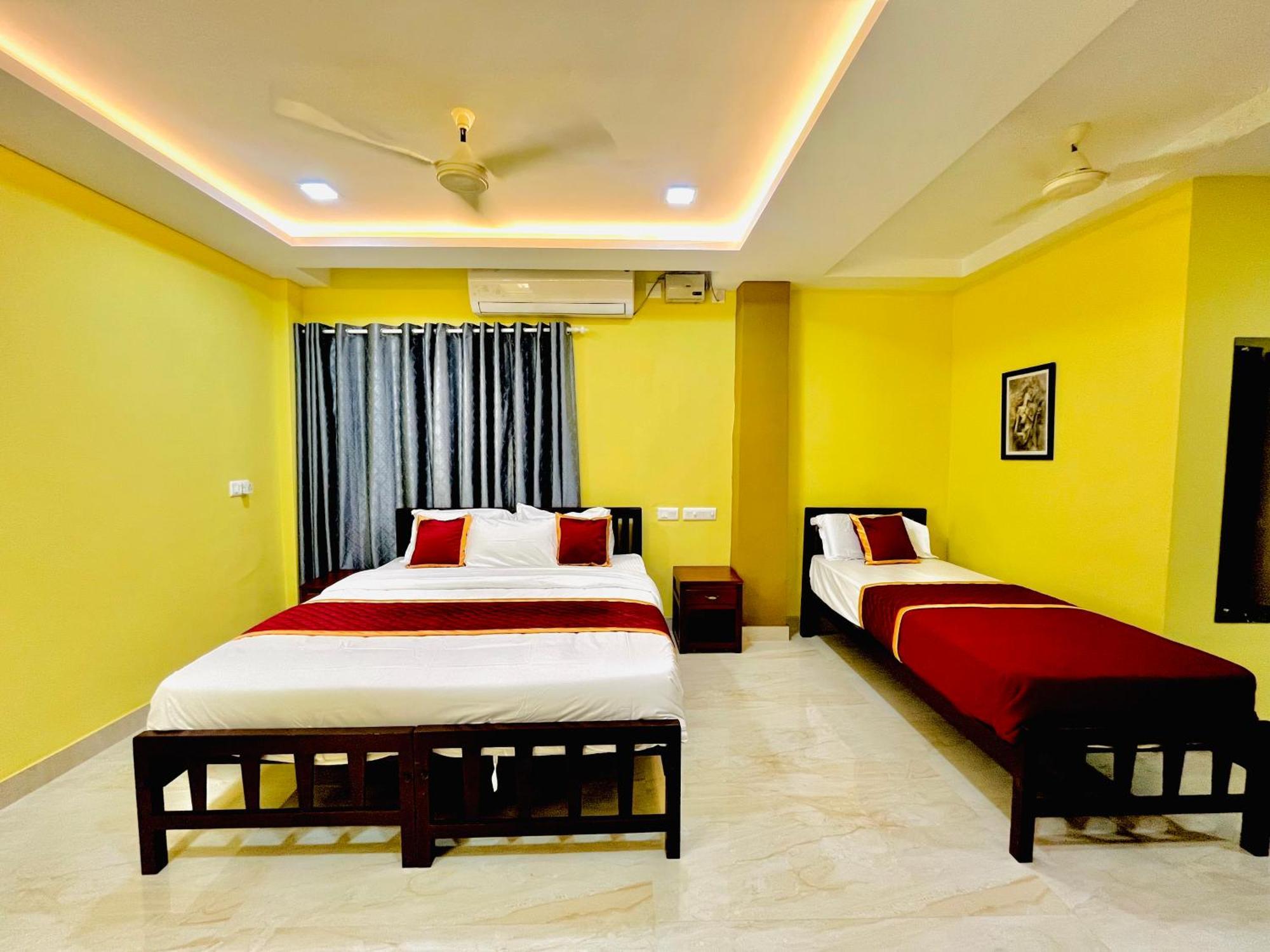 Madaparambil Residency Alwaye Buitenkant foto