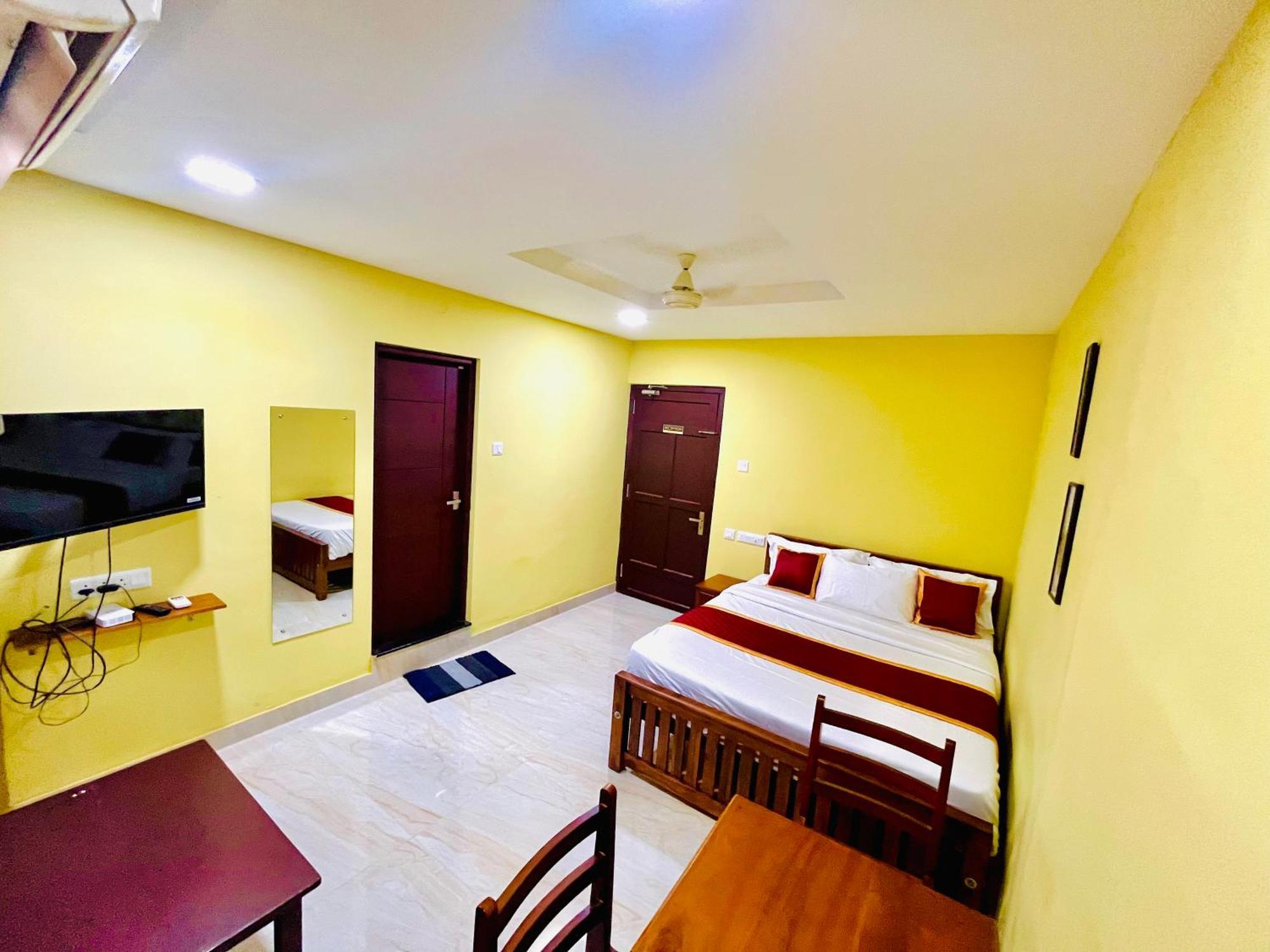 Madaparambil Residency Alwaye Buitenkant foto