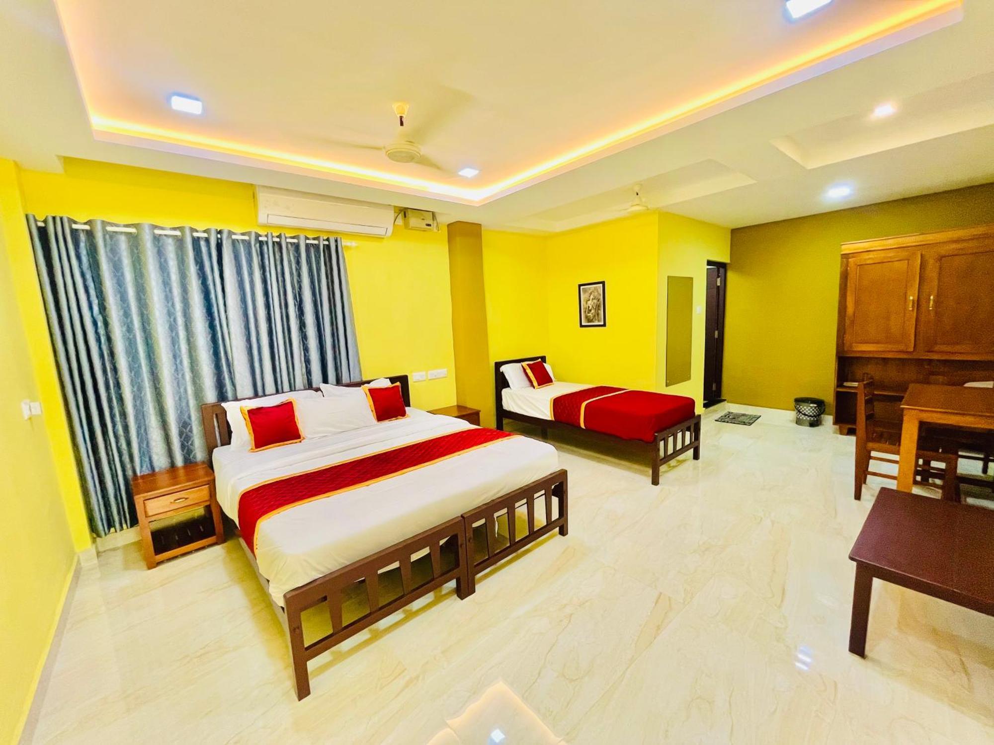 Madaparambil Residency Alwaye Buitenkant foto